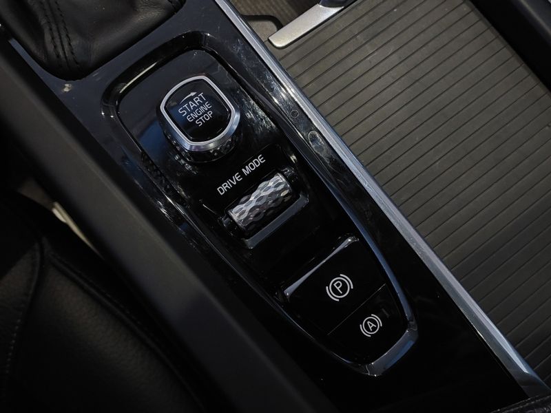 Volvo XC60 2.0 T5 GASOLINA MOMENTUM AWD GEARTRONIC 2017/2018 BETIOLO NOVOS E SEMINOVOS LAJEADO / Carros no Vale