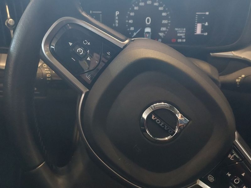 Volvo XC60 2.0 T5 GASOLINA MOMENTUM AWD GEARTRONIC 2017/2018 BETIOLO NOVOS E SEMINOVOS LAJEADO / Carros no Vale