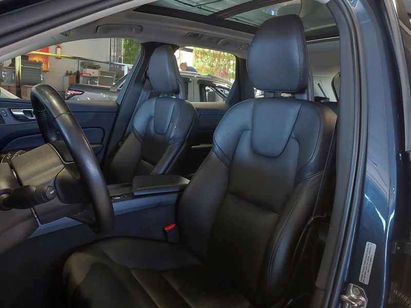 Volvo XC60 2.0 T5 GASOLINA MOMENTUM AWD GEARTRONIC 2017/2018 BETIOLO NOVOS E SEMINOVOS LAJEADO / Carros no Vale