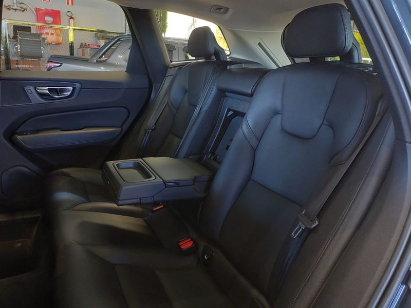 Volvo XC60 2.0 T5 GASOLINA MOMENTUM AWD GEARTRONIC 2017/2018 BETIOLO NOVOS E SEMINOVOS LAJEADO / Carros no Vale