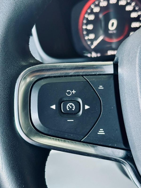 Volvo XC40 2.0 T4 GASOLINA MOMENTUM GEARTRONIC 2020/2020 CASTELLAN E TOMAZONI MOTORS CAXIAS DO SUL / Carros no Vale Volvo XC40 2.0 T4 GASOLINA MOMENTUM GEARTRONIC 2020/2020 CASTELLAN E TOMAZONI MOTORS CAXIAS DO SUL / Carros no Vale