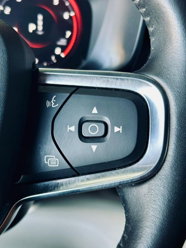 Volvo XC40 2.0 T4 GASOLINA MOMENTUM GEARTRONIC 2020/2020 CASTELLAN E TOMAZONI MOTORS CAXIAS DO SUL / Carros no Vale Volvo XC40 2.0 T4 GASOLINA MOMENTUM GEARTRONIC 2020/2020 CASTELLAN E TOMAZONI MOTORS CAXIAS DO SUL / Carros no Vale