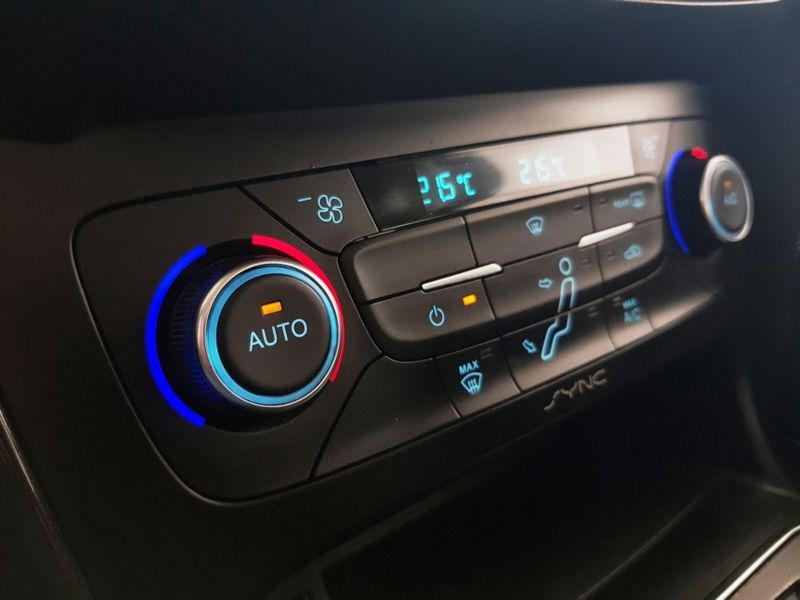 Ford FOCUS 2.0 TITANIUM FASTBACK 16V FLEX 4P POWERSHIFT 2017/2018 ADVANT AUTOMÓVEIS CAXIAS DO SUL / Carros no Vale