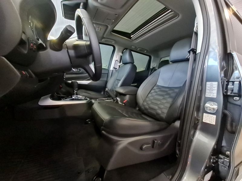 Nissan FRONTIER 2.3 16V TURBO DIESEL PLATINUM CD 4X4 AUTOMÁTICO 2024/2025 CARRO DEZ NOVO HAMBURGO / Carros no Vale