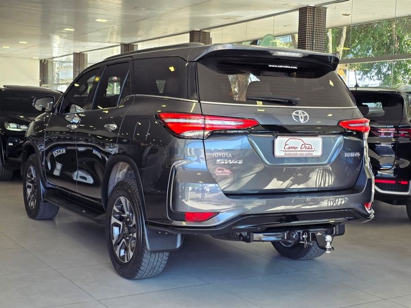 Toyota HILUX SW4 2.8 D-4D TURBO DIESEL DIAMOND 7L 4X4 AUTOMÁTICO 2023/2024 CARRO DEZ NOVO HAMBURGO / Carros no Vale