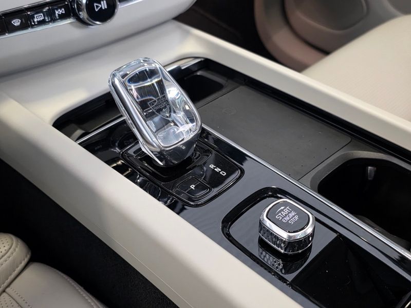 Volvo XC60 2.0 T8 HYBRID INSCRIPTION AWD GEARTRONIC 2021/2022 CARRO DEZ NOVO HAMBURGO / Carros no Vale Volvo XC60 2.0 T8 HYBRID INSCRIPTION AWD GEARTRONIC 2021/2022 CARRO DEZ NOVO HAMBURGO / Carros no Vale