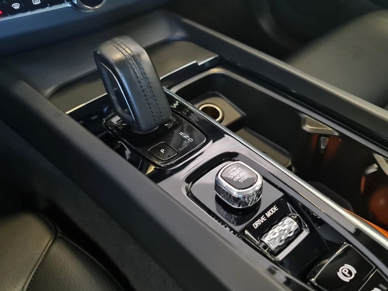 Volvo XC60 2.0 T8 HYBRID MOMENTUM AWD GEARTRONIC 2020/2021 CARRO DEZ NOVO HAMBURGO / Carros no Vale