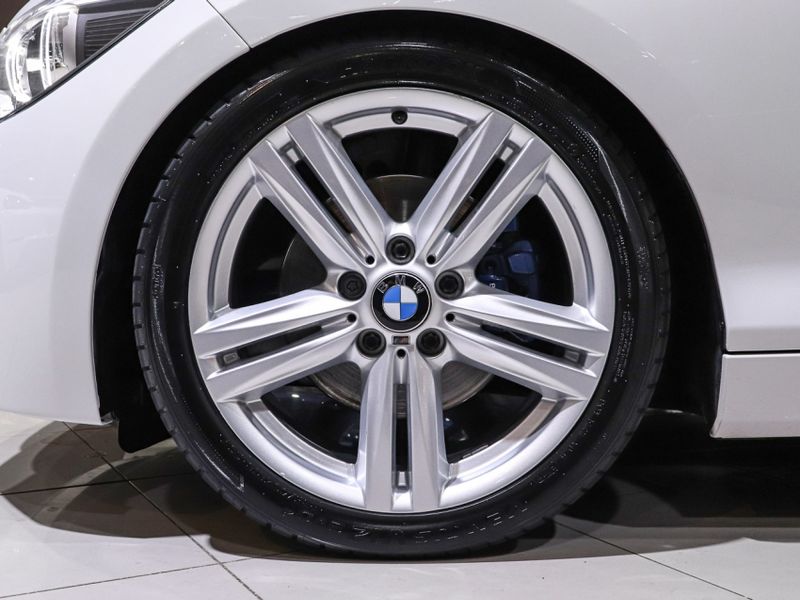 BMW 125i 2.0 M SPORT 16V FLEX 4P AUTOMÁTICO 2014/2015 VIA BELLA VEÍCULOS ESPECIAIS CAXIAS DO SUL / Carros no Vale