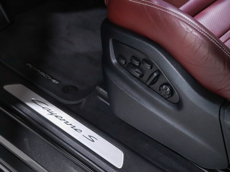 Porsche CAYENNE 4.0 V8 GASOLINA S COUPÉ AWD TIPTRONIC S 2023/2024 VIA BELLA VEÍCULOS ESPECIAIS CAXIAS DO SUL / Carros no Vale