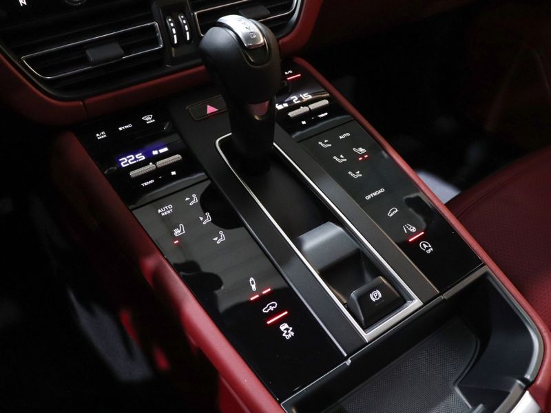 Porsche MACAN 2.0 TURBO GASOLINA T PDK 2022/2023 VIA BELLA VEÍCULOS ESPECIAIS CAXIAS DO SUL / Carros no Vale