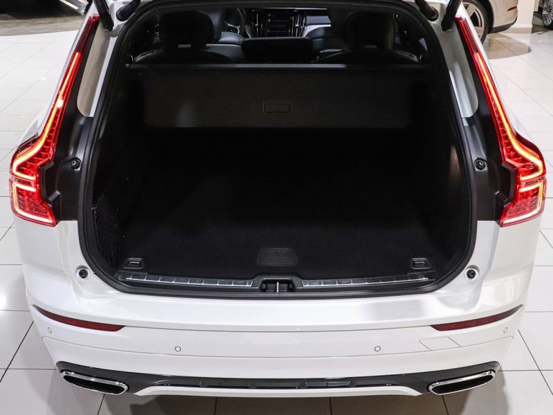 Volvo XC60 2.0 T8 HYBRID R-DESIGN AWD GEARTRONIC 2021/2021 VIA BELLA VEÍCULOS ESPECIAIS CAXIAS DO SUL / Carros no Vale