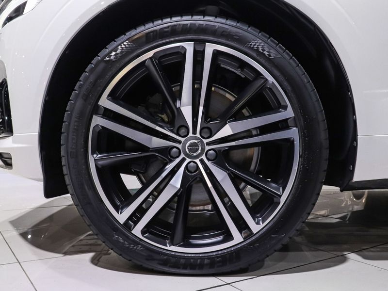 Volvo XC60 2.0 T8 HYBRID R-DESIGN AWD GEARTRONIC 2021/2021 VIA BELLA VEÍCULOS ESPECIAIS CAXIAS DO SUL / Carros no Vale