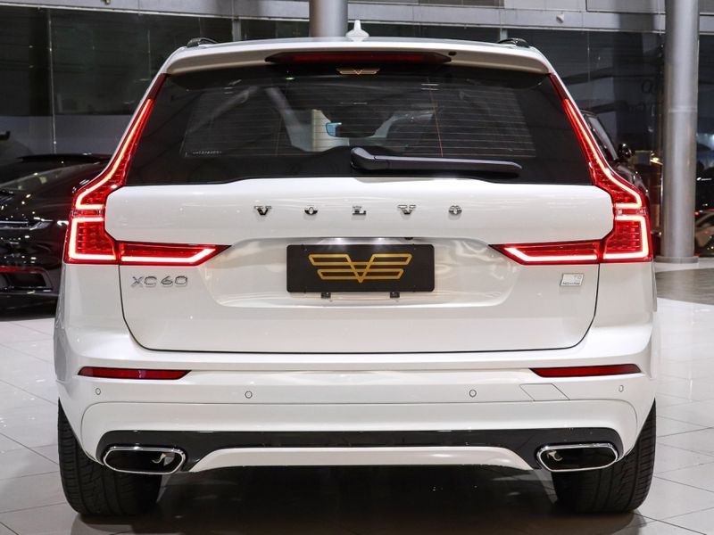 Volvo XC60 2.0 T8 HYBRID R-DESIGN AWD GEARTRONIC 2021/2021 VIA BELLA VEÍCULOS ESPECIAIS CAXIAS DO SUL / Carros no Vale