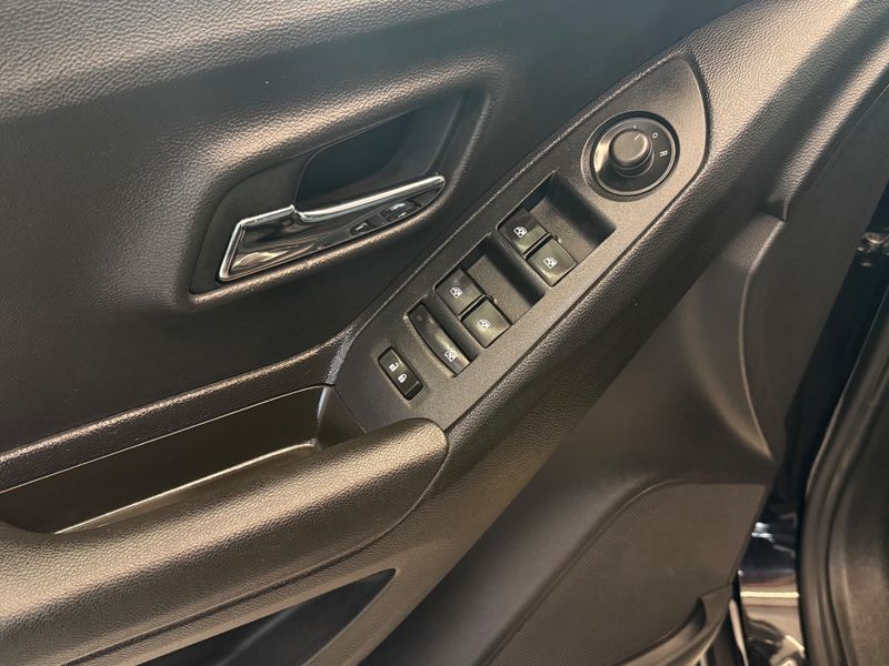 Chevrolet Tracker Midnight 1.4 Turbo 2018/2019 COVEL VEICULOS ENCANTADO / Carros no Vale