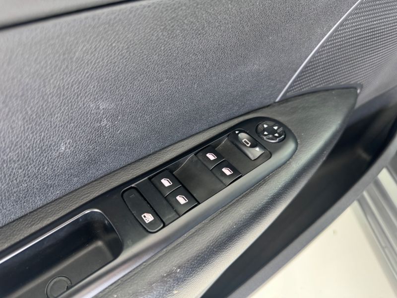 Peugeot 408 Allure 2.0 16v 2011/2012 COVEL VEICULOS ENCANTADO / Carros no Vale