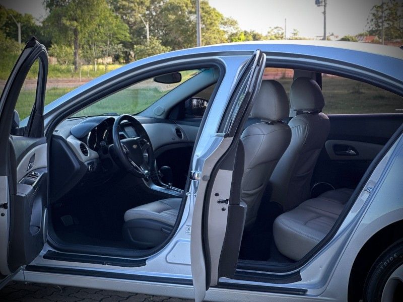 Chevrolet CRUZE SEDAN LT 1.8 2013 NEUMANN VEÍCULOS ARROIO DO MEIO / Carros no Vale