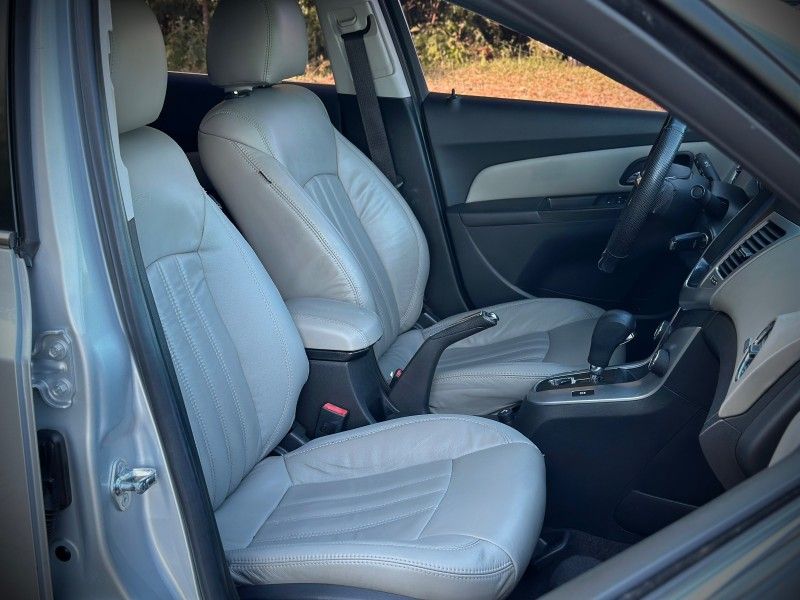 Chevrolet CRUZE SEDAN LT 1.8 2013 NEUMANN VEÍCULOS ARROIO DO MEIO / Carros no Vale