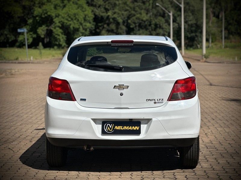 Chevrolet ONIX LTZ 1.4 2015 NEUMANN VEÍCULOS ARROIO DO MEIO / Carros no Vale