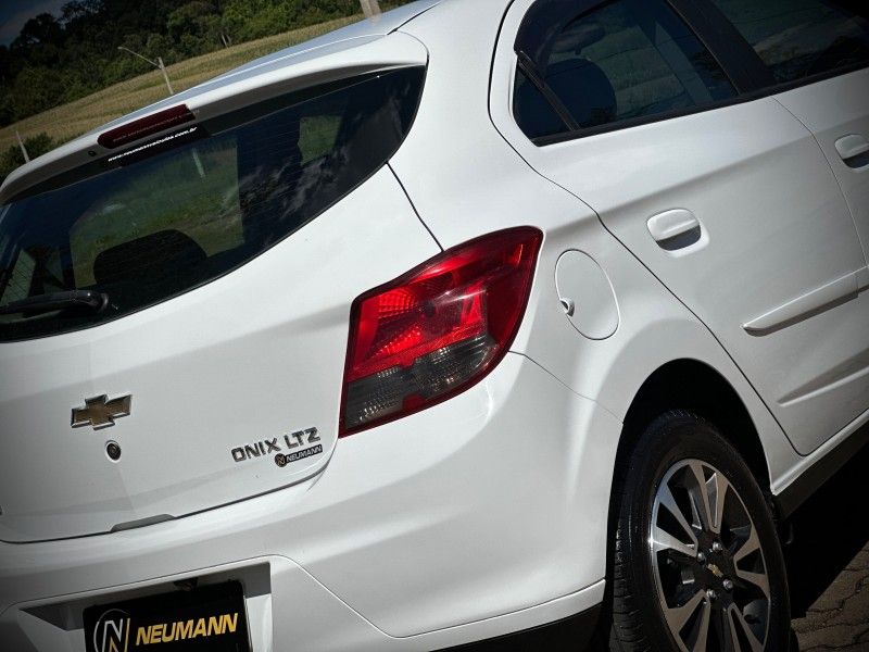 Chevrolet ONIX LTZ 1.4 2015 NEUMANN VEÍCULOS ARROIO DO MEIO / Carros no Vale