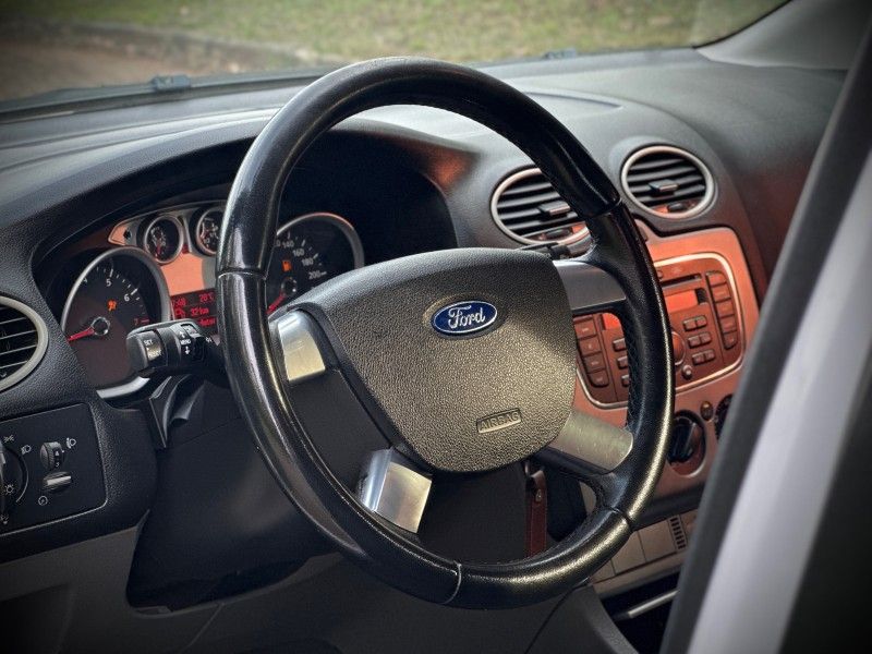 Ford FOCUS 1.6 2011 NEUMANN VEÍCULOS ARROIO DO MEIO / Carros no Vale