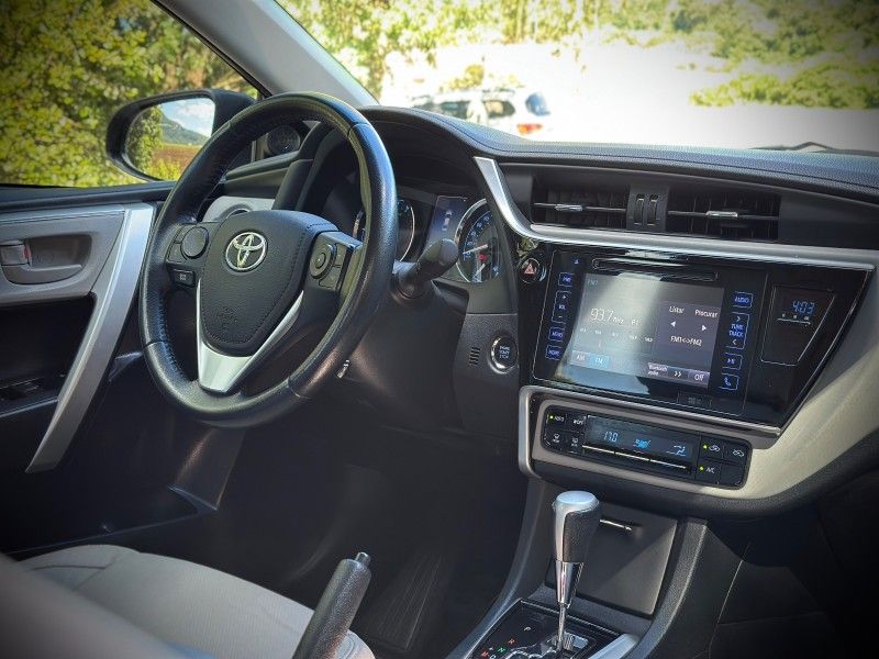 Toyota COROLLA XEi 2.0 2018 NEUMANN VEÍCULOS ARROIO DO MEIO / Carros no Vale
