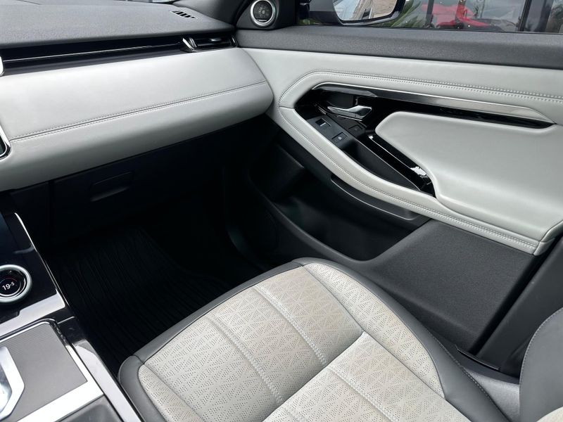 Land Rover Range Rover Evoque Range R.EVOQUE Si4 HSE Dyn 2.0/Flex Aut 2023/2023 CONCEPT MOTORS PASSO FUNDO / Carros no Vale Land Rover Range Rover Evoque Range R.EVOQUE Si4 HSE Dyn 2.0/Flex Aut 2023/2023 CONCEPT MOTORS PASSO FUNDO / Carros no Vale