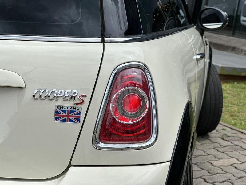 Mini Cooper S 1.6 Aut. 2013/2013 CONCEPT MOTORS PASSO FUNDO / Carros no Vale Mini Cooper S 1.6 Aut. 2013/2013 CONCEPT MOTORS PASSO FUNDO / Carros no Vale