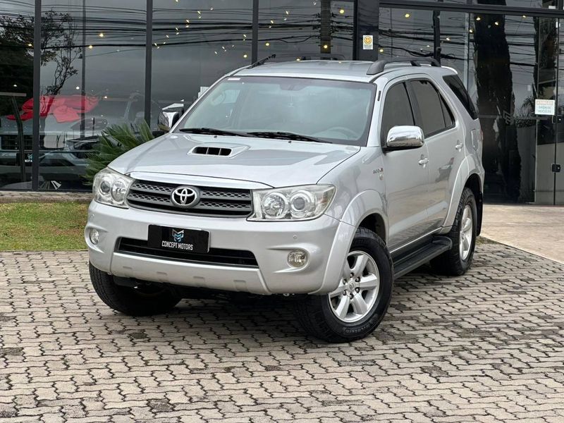 Toyota Hilux SW4 SRV D4-D 4×4 3.0 TDI Dies Aut 2008/2009 CONCEPT MOTORS PASSO FUNDO / Carros no Vale Toyota Hilux SW4 SRV D4-D 4×4 3.0 TDI Dies Aut 2008/2009 CONCEPT MOTORS PASSO FUNDO / Carros no Vale