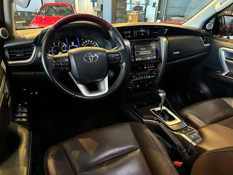 Toyota Hilux SW4 SRX 4×4 2.8 TDI 16V Dies Aut. 2018/2019 CONCEPT MOTORS PASSO FUNDO / Carros no Vale Toyota Hilux SW4 SRX 4×4 2.8 TDI 16V Dies Aut. 2018/2019 CONCEPT MOTORS PASSO FUNDO / Carros no Vale