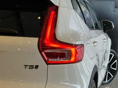 Volvo XC40 T-5 MOMENTUM 2.0 252cv AWD 2019/2020 CONCEPT MOTORS PASSO FUNDO / Carros no Vale