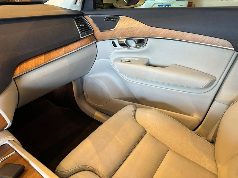 Volvo XC90 T-8 INSC EXPRESS 2.0 (HÃ­brido) 2022/2022 CONCEPT MOTORS PASSO FUNDO / Carros no Vale
