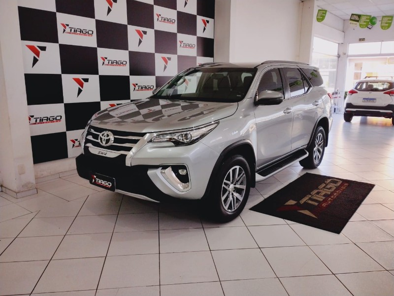 TOYOTA HILUX SW4 3.0 4X4 8V 2019/2019 TIAGO AUTOMÓVEIS VENÂNCIO AIRES / Carros no Vale TOYOTA HILUX SW4 3.0 4X4 8V 2019/2019 TIAGO AUTOMÓVEIS VENÂNCIO AIRES / Carros no Vale