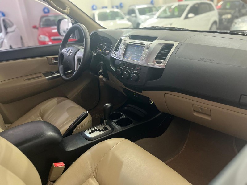 TOYOTA HILUX SW4 2.7 SR 4X2 16V FLEX 4P AUTOMÁTICO 2015/2015 TIAGO AUTOMÓVEIS VENÂNCIO AIRES / Carros no Vale