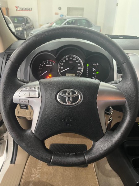 TOYOTA HILUX SW4 2.7 SR 4X2 16V FLEX 4P AUTOMÁTICO 2015/2015 TIAGO AUTOMÓVEIS VENÂNCIO AIRES / Carros no Vale