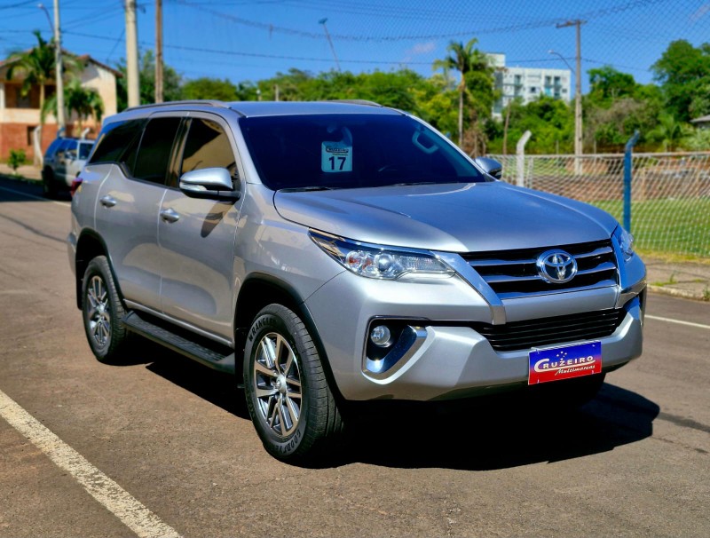 TOYOTA HILUX 2.7 SRV 4X2 CD 16V FLEX 4P AUTOMÁTICO 2017/2017 CRUZEIRO MULTIMARCAS CRUZEIRO DO SUL / Carros no Vale