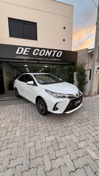 TOYOTA YARIS 1.5 16V SEDAN XLS /2023 DE CONTO AUTOMÓVEIS SARANDI / Carros no Vale