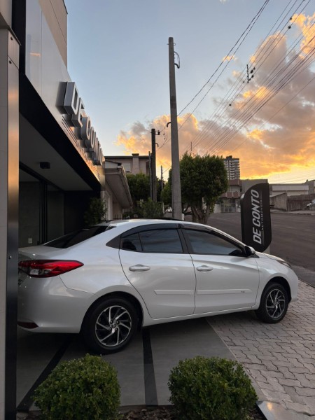 TOYOTA YARIS 1.5 16V SEDAN XLS /2023 DE CONTO AUTOMÓVEIS SARANDI / Carros no Vale