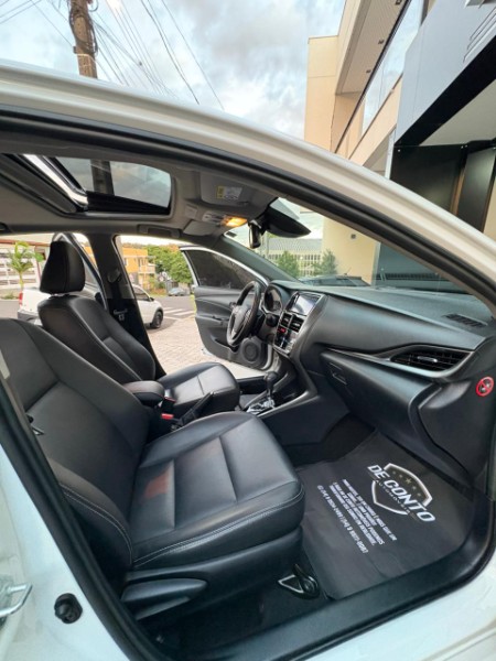 TOYOTA YARIS 1.5 16V SEDAN XLS /2023 DE CONTO AUTOMÓVEIS SARANDI / Carros no Vale