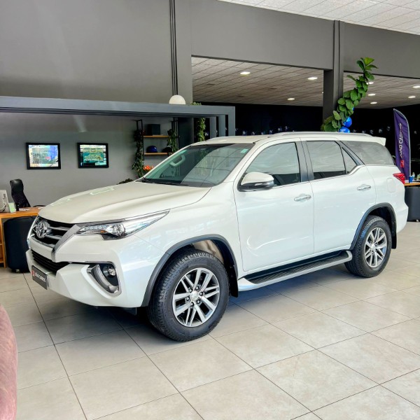 TOYOTA HILUX SW4 2.8 SRX 4X4 16V 2020/2020 JOÃO CARROS MULTIMARCAS GUAPORÉ / Carros no Vale