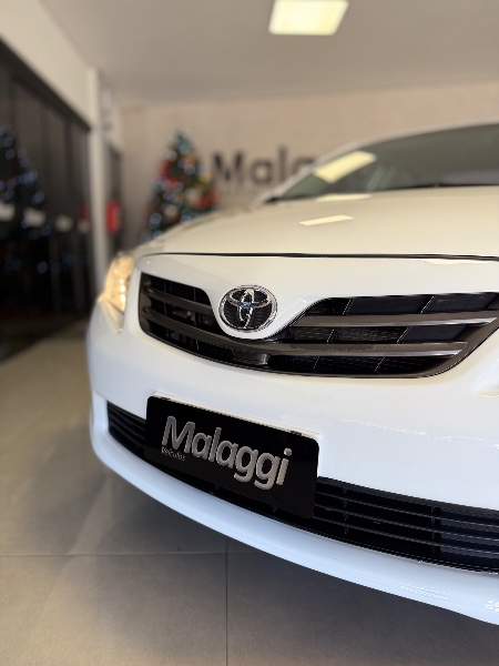 TOYOTA COROLLA 2.0 XEI 16V FLEX 4P AUTOMÁTICO 2013/2014 MALAGGI VEÍCULOS ENCANTADO / Carros no Vale