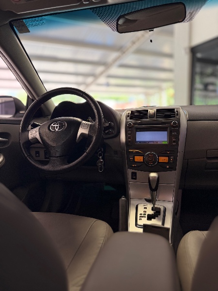 TOYOTA COROLLA 2.0 XEI 16V FLEX 4P AUTOMÁTICO 2013/2014 MALAGGI VEÍCULOS ENCANTADO / Carros no Vale