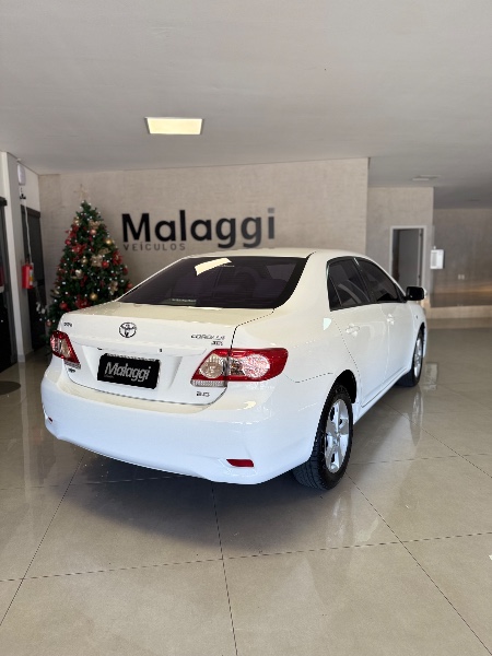 TOYOTA COROLLA 2.0 XEI 16V FLEX 4P AUTOMÁTICO 2013/2014 MALAGGI VEÍCULOS ENCANTADO / Carros no Vale