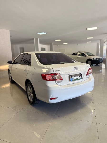 TOYOTA COROLLA 2.0 XEI 16V FLEX 4P AUTOMÁTICO 2013/2014 MALAGGI VEÍCULOS ENCANTADO / Carros no Vale