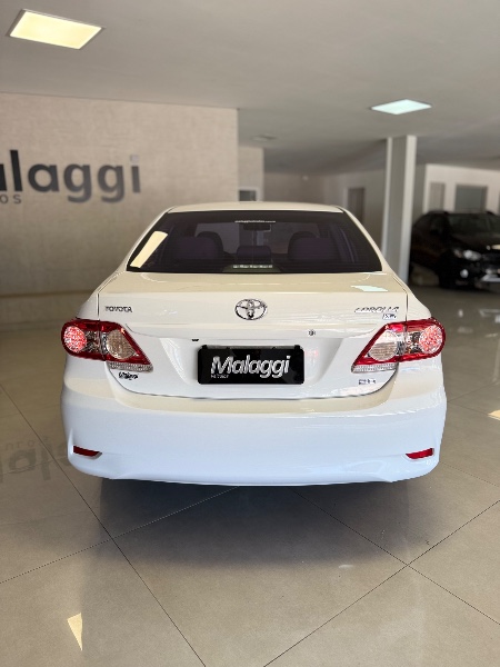 TOYOTA COROLLA 2.0 XEI 16V FLEX 4P AUTOMÁTICO 2013/2014 MALAGGI VEÍCULOS ENCANTADO / Carros no Vale