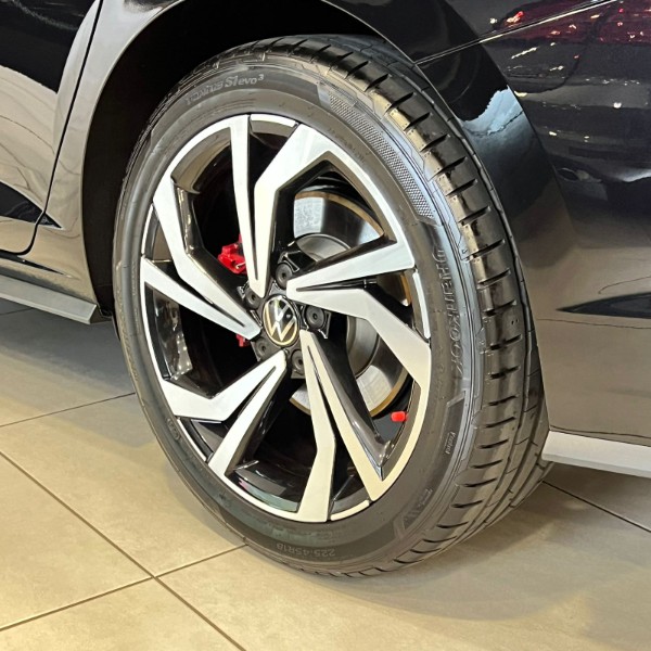 VOLKSWAGEN JETTA GLI 350 TSI 2.0 2022/2022 JOÃO CARROS MULTIMARCAS GUAPORÉ / Carros no Vale