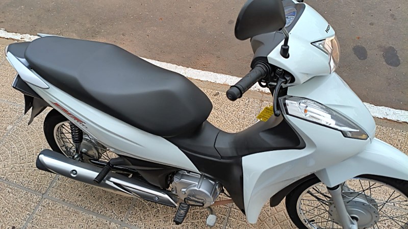 HONDA MOTOS BIZ 110I BRANCA 2023/2023 ADRIANO VEÍCULOS CRUZEIRO DO SUL / Carros no Vale
