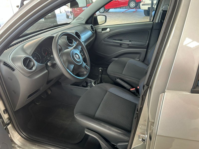 VOLKSWAGEN VOYAGE 1.0 CITY 2015/2016 LAVENDA VEÍCULOS ARROIO DO MEIO / Carros no Vale