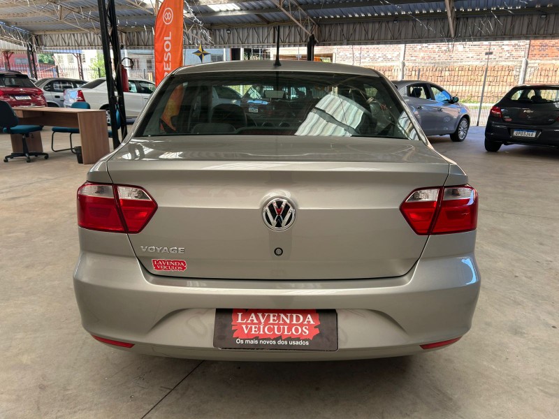 VOLKSWAGEN VOYAGE 1.0 CITY 2015/2016 LAVENDA VEÍCULOS ARROIO DO MEIO / Carros no Vale