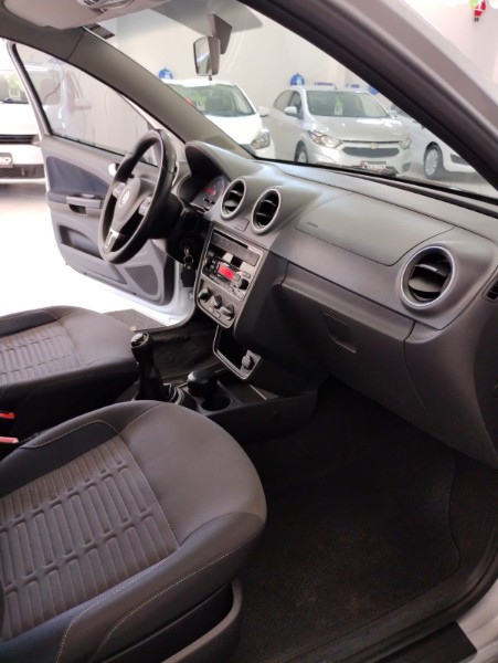 VOLKSWAGEN GOL 1.6 MSI TOTALFLEX HIGHLINE 2015/2015 TIAGO AUTOMÓVEIS VENÂNCIO AIRES / Carros no Vale