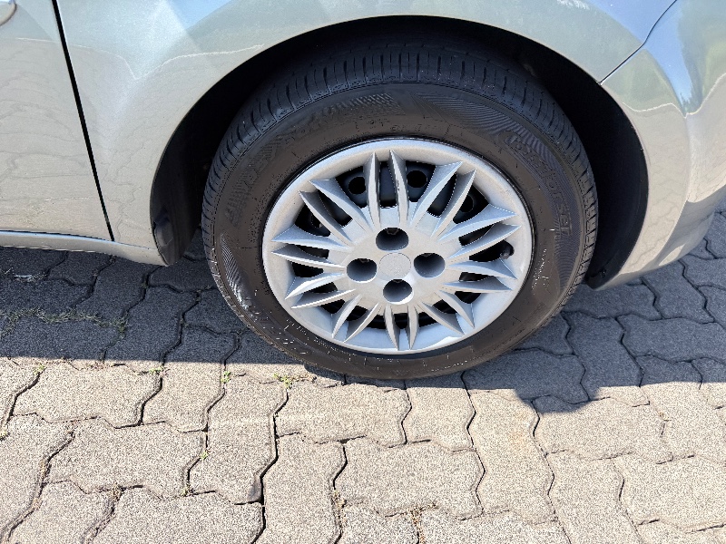 FIAT IDEA 1.6 MPI ESSENCE 16V FLEX 4P MANUAL 2013/2013 ELY AUTOMÓVEIS LAJEADO / Carros no Vale